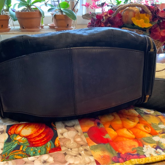 Previously loved Cole Haan drawstring bucket bag + wallet combo - Picture 4 of 14